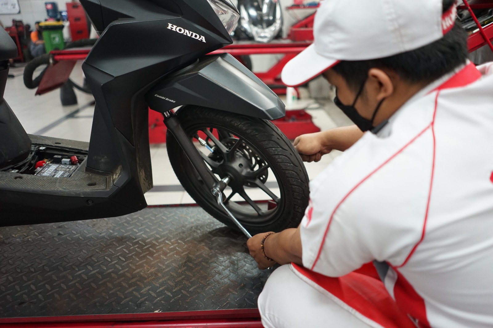 Musim Hujan Tiba, Yuk Cek Kondisi Ban di AHASS agar Motor Tetap Prima